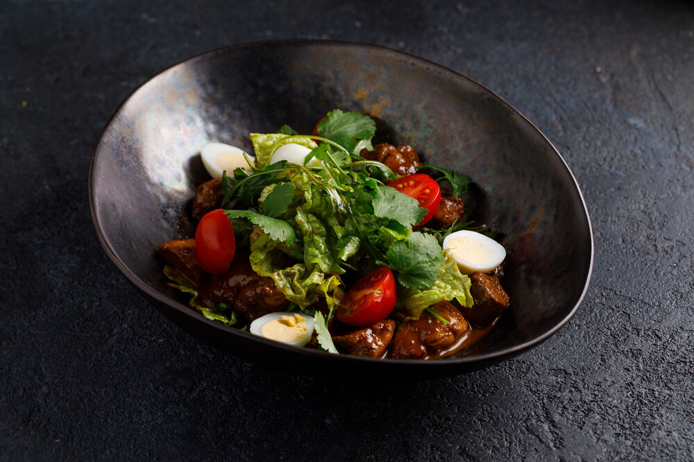 Warm salad with chicken breast and liver