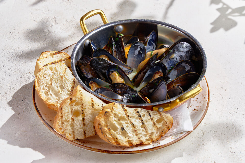 Mussels in tomato sauce / in white wine