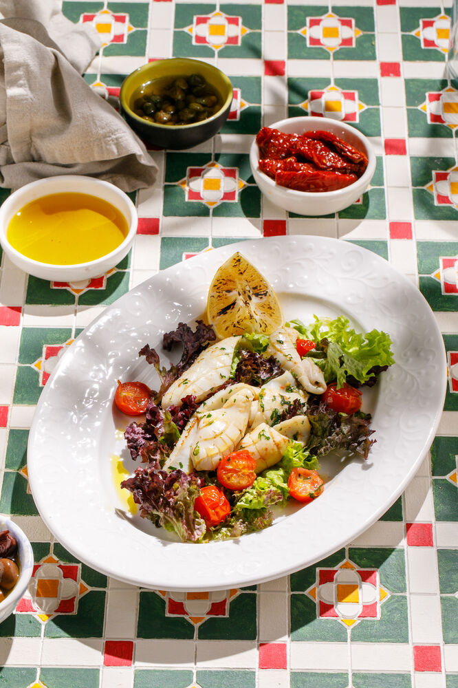 Salad squids with mixed salad and tomato