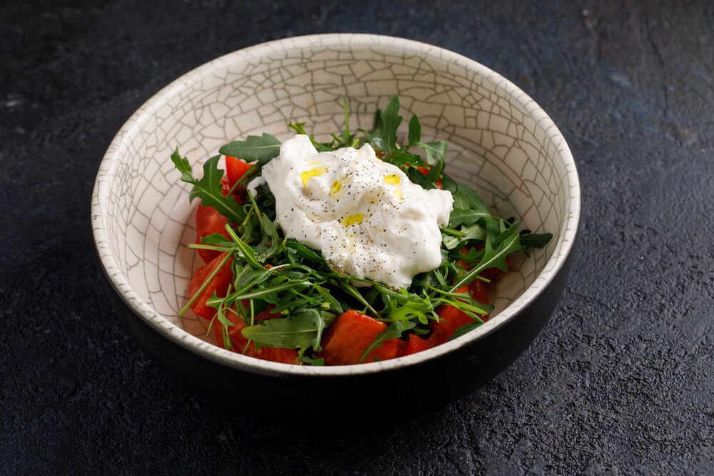Salad with rocket salad, fresh tomatoes and Stracaetella