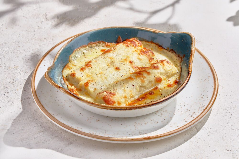 Pasta Cannelloni stuffed with duck