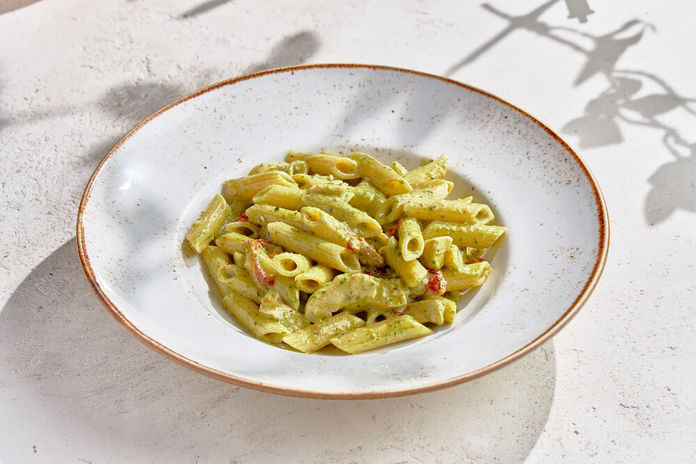 Pasta Penne with chicken breast, dried tomatoes and Pesto sauce