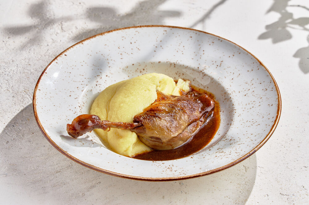 Duck leg confit with mashed potatoes