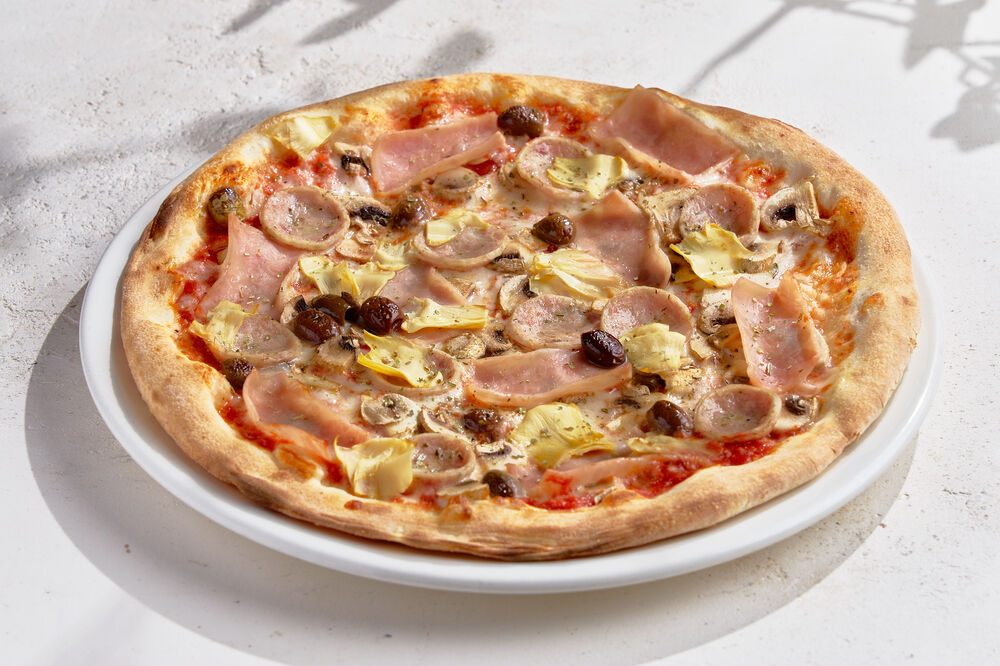 Pizza with chicken sausages, ham, mushrooms, artichokes and olives