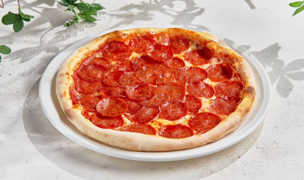 Pizza with salami and Mozzarella