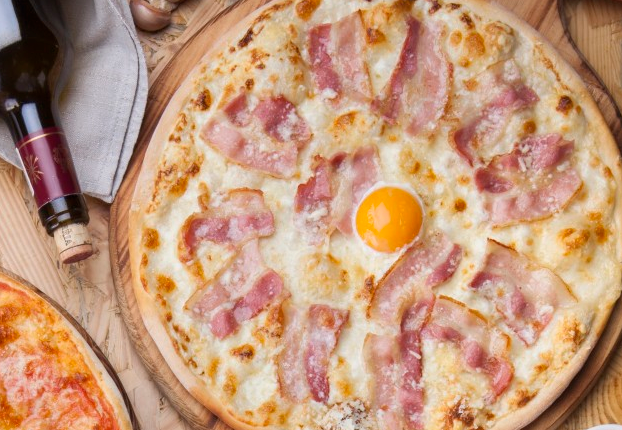 Pizza with cream and bacon