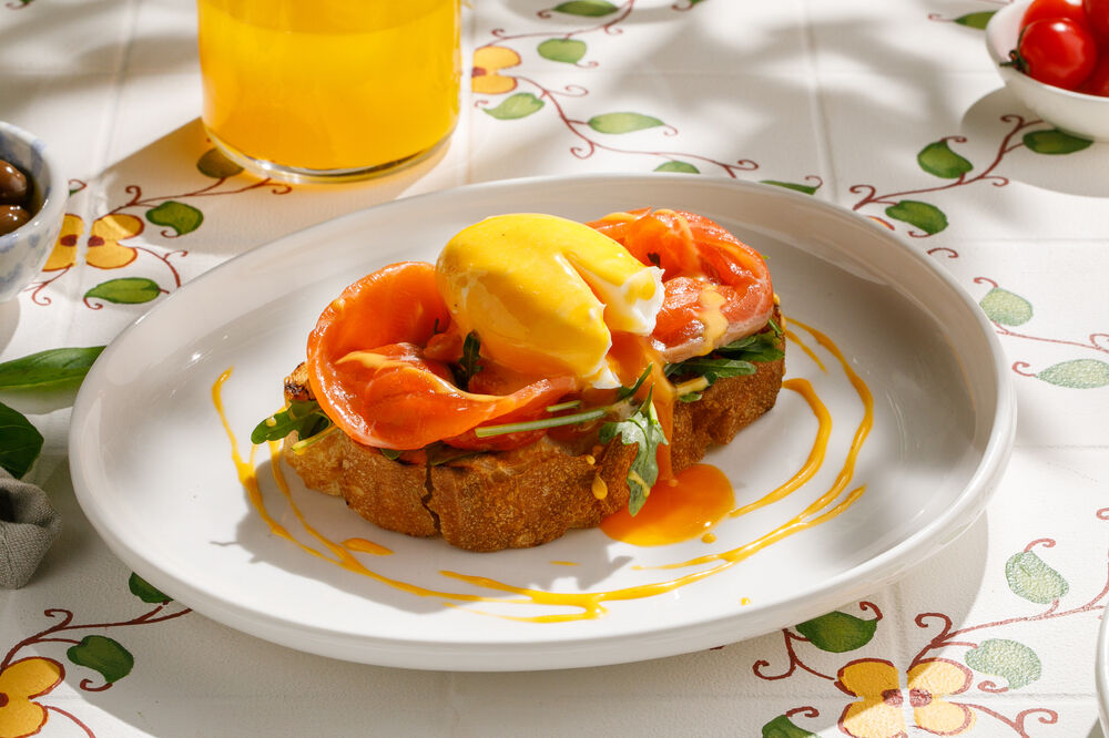 Egg benedict with salmon and arugula