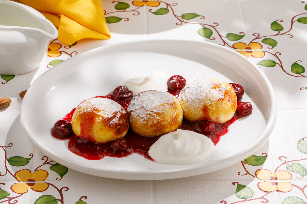 Baked cheesecakes with cherry sauce