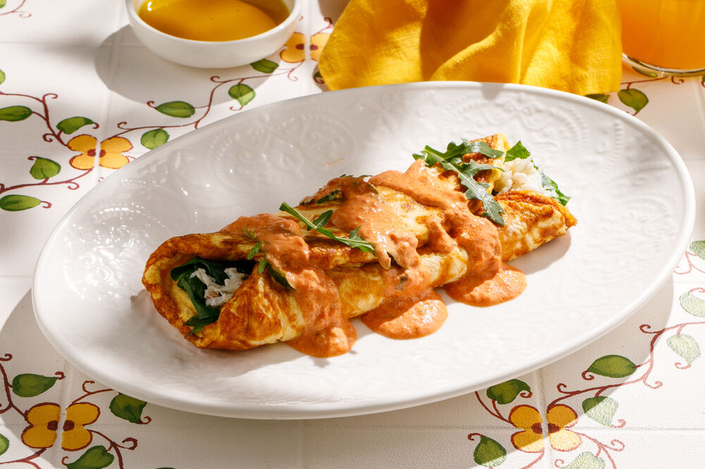 Омлет с мясом краба и шпинатом