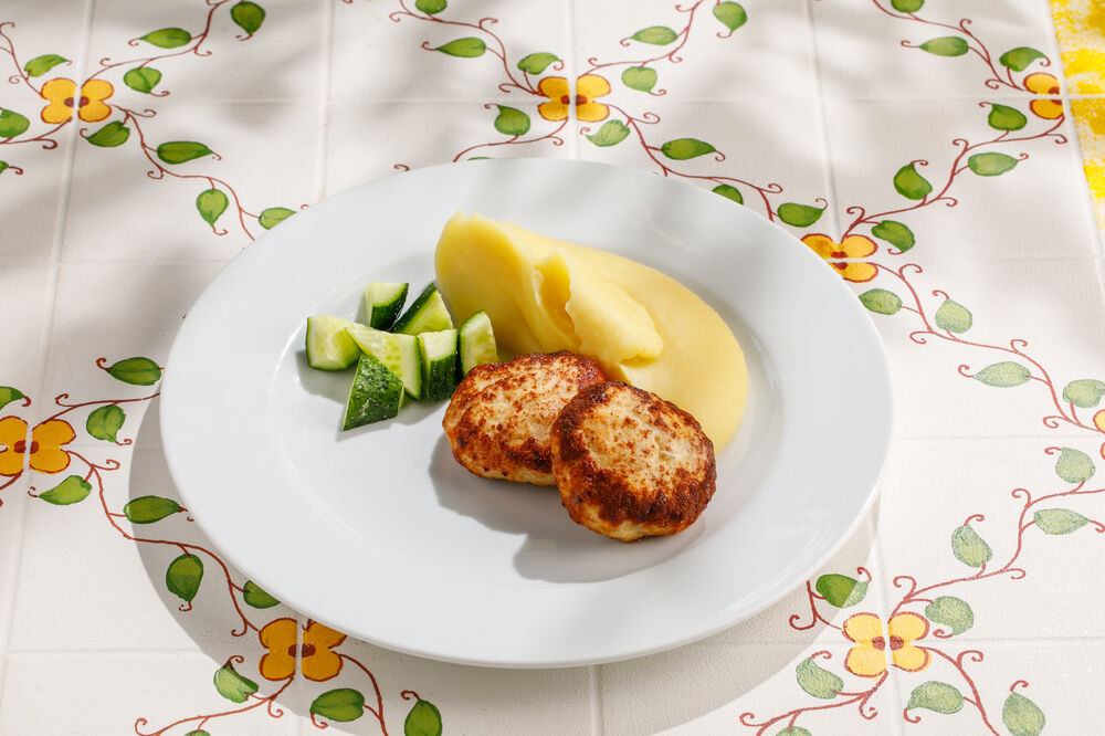 Детские куриные котлеты с пюре