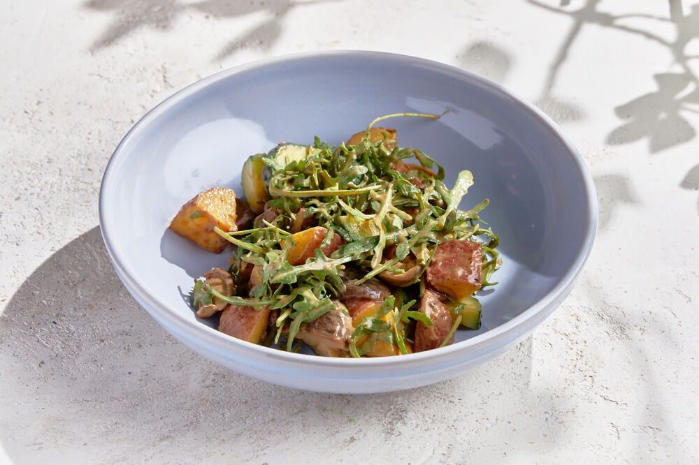 Салат с запеченным картофелем и маринованными грибами