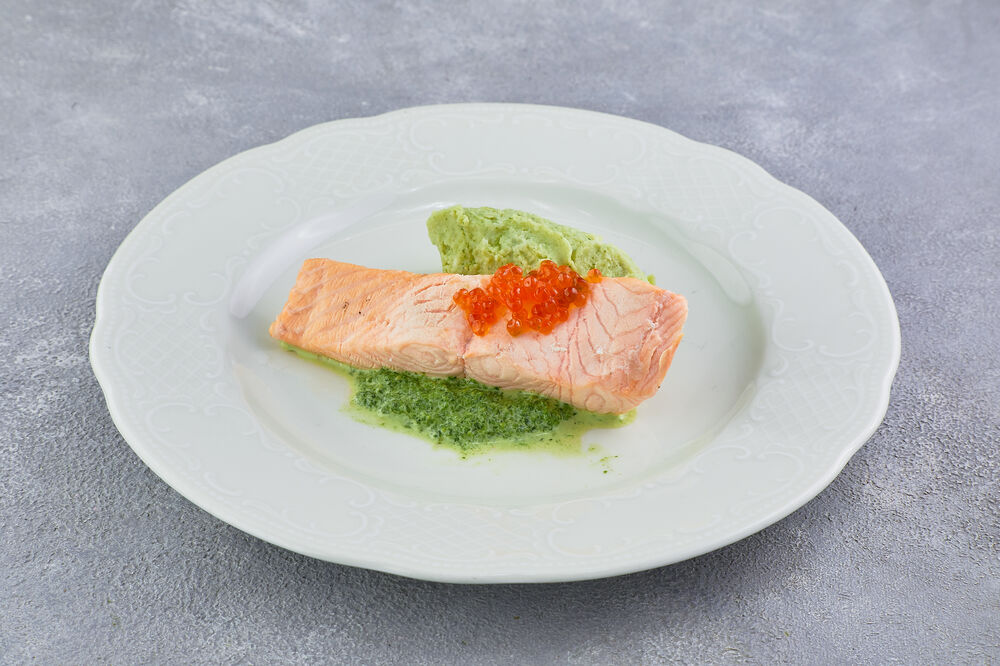 Steamed salmon with light Italian mashed potatoes and spinach sauce