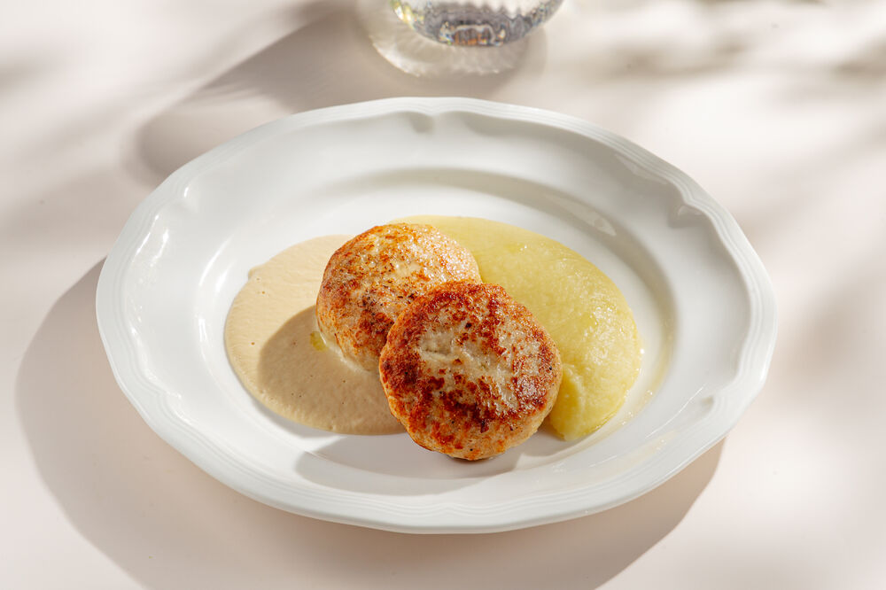 Turkey cutlets with onion sauce