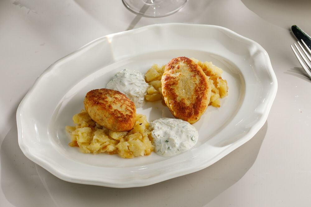 Рыбные котлеты с мятым картофелем