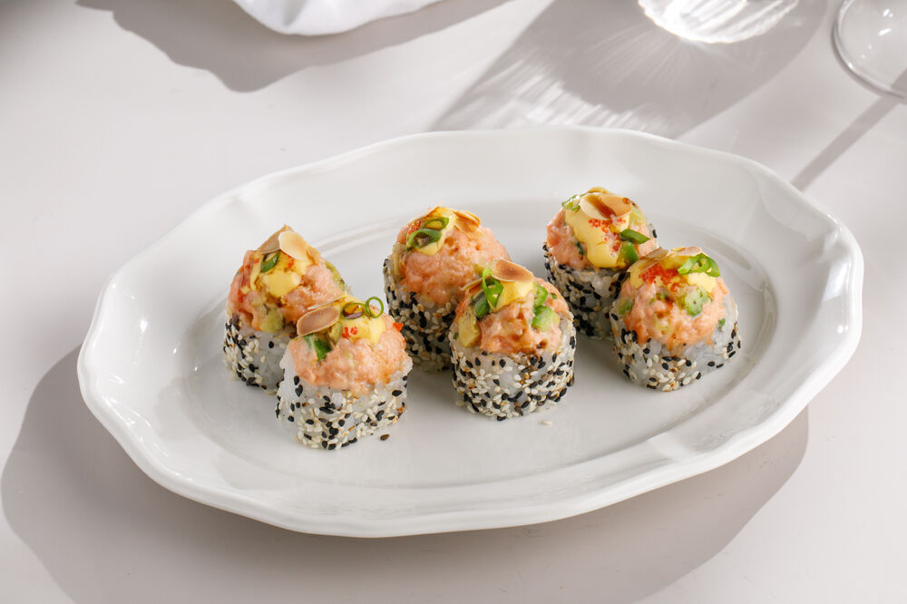 Запеченным ролл с лососем 