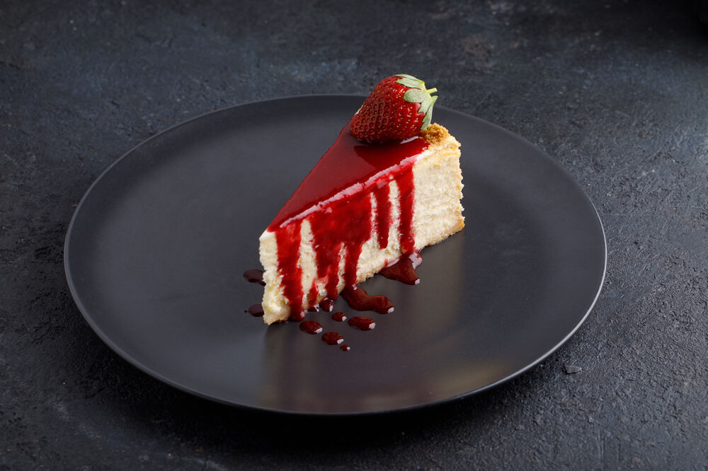 Cheesecake cake with strawberries