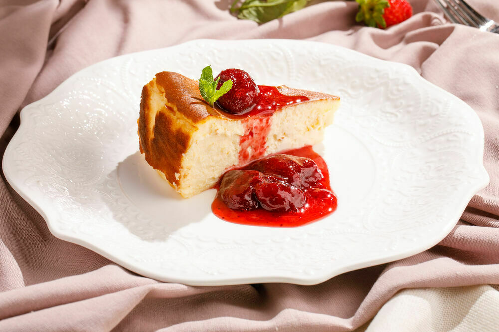 Cheesecake cake with strawberries