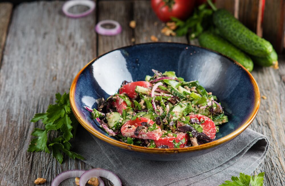 Vegetable salad with nuts