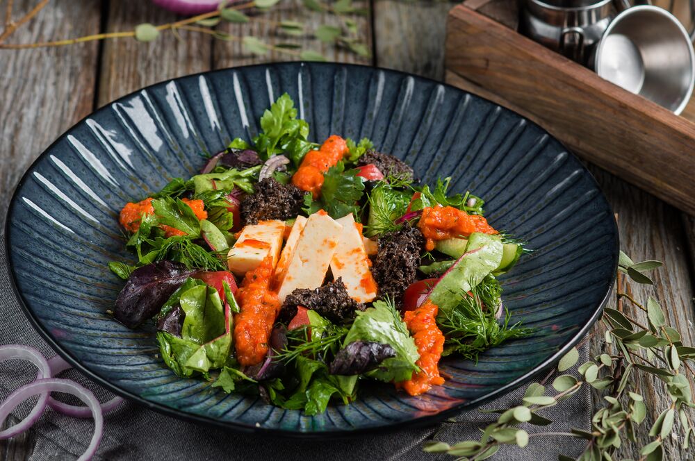Salad with homemade cheese and fragrant sauce