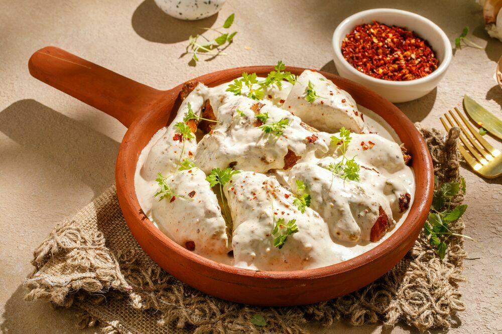 Курица в соусе чкмерули