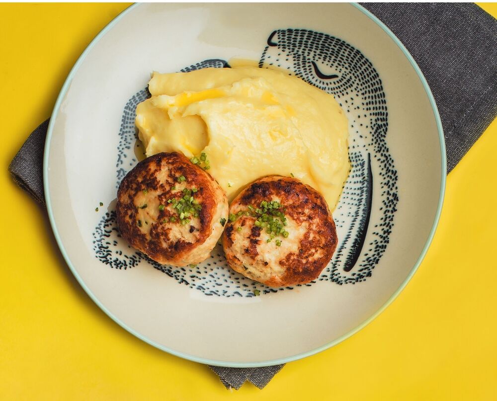 Cutlets from turkey with garnish and sauce