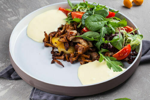 Warm salad with chanterelles