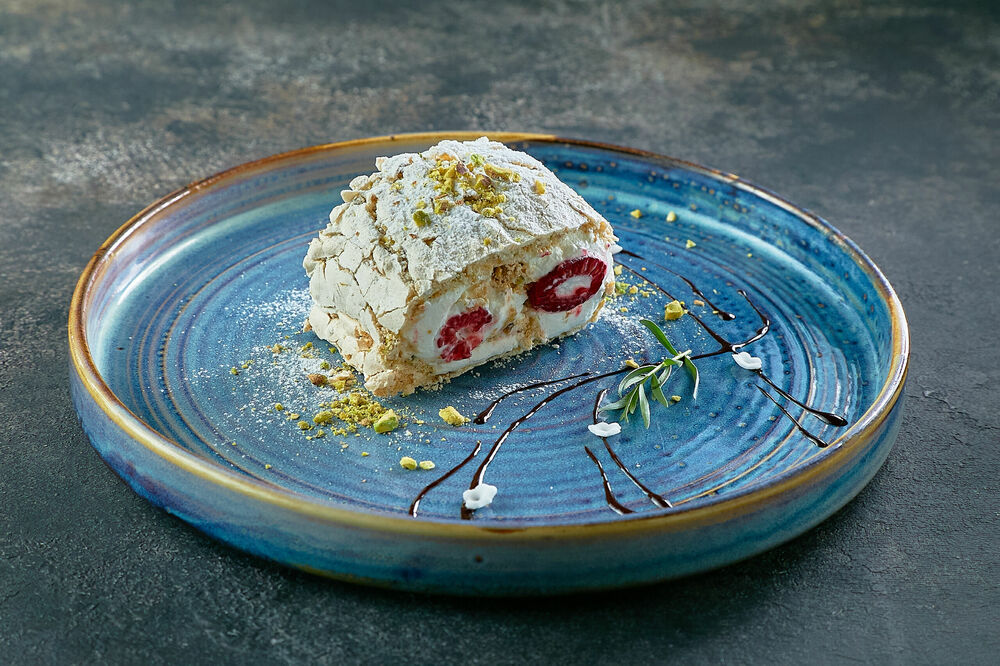 Pistachio roll with raspberries