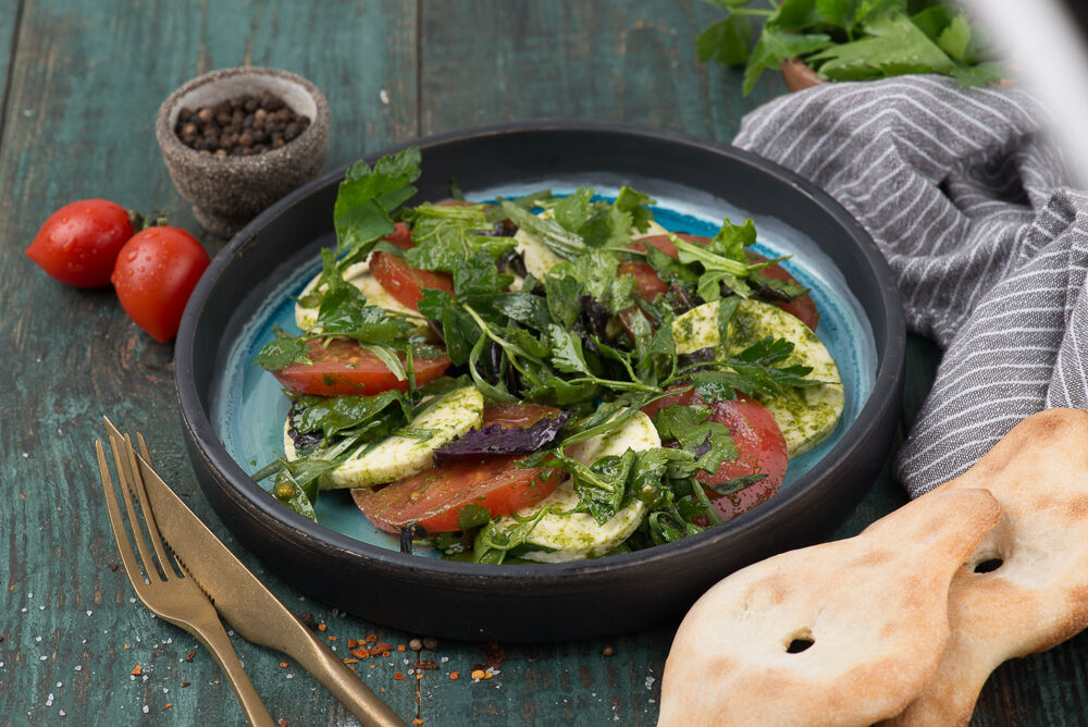 Kvelli with tomatoes