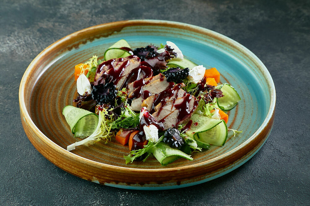 Salad with duck and blackberry