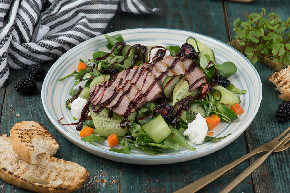 Salad with duck and blackberry