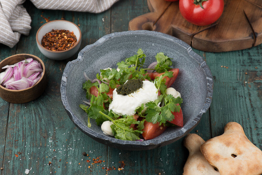 Salad with tomatoes and matsoni sauce
