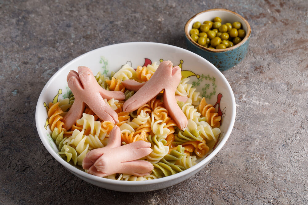 Baby sausages with pasta