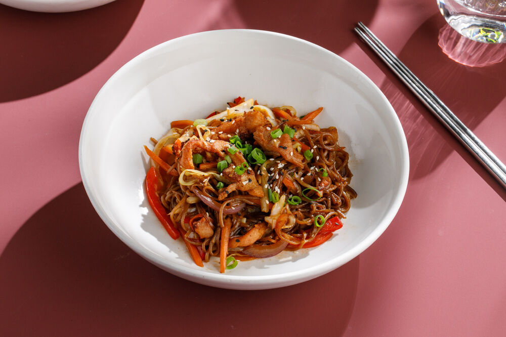 Гречневая лапша с овощами и цыплёнком