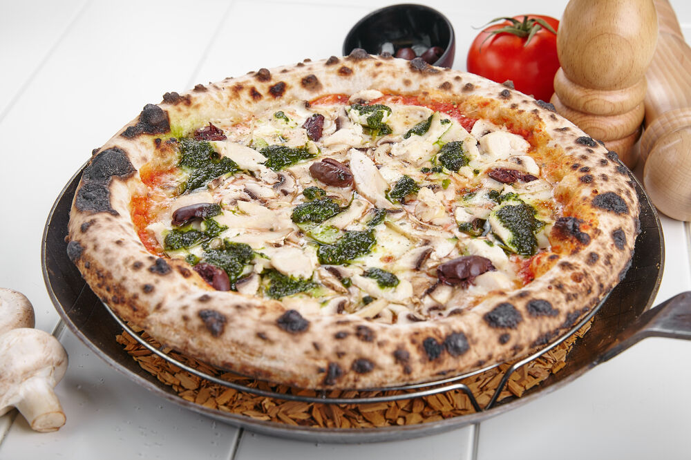 Pizza with chicken breast and Pesto sauce