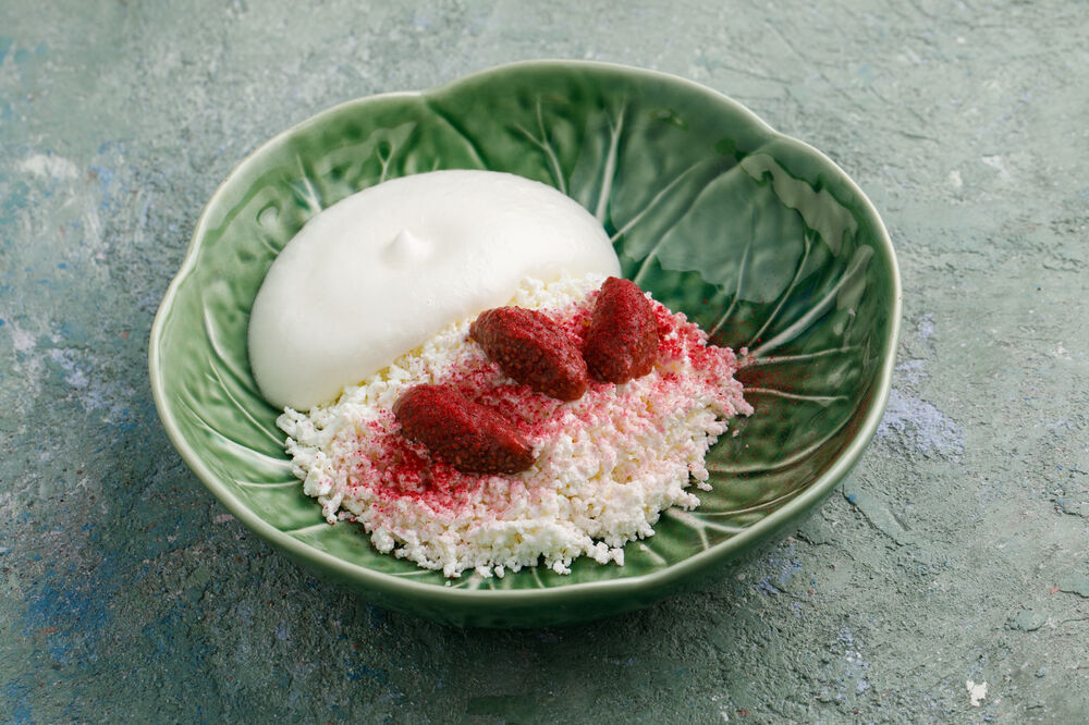 Cottage cheese with vanilla sour cream and Chia seeds