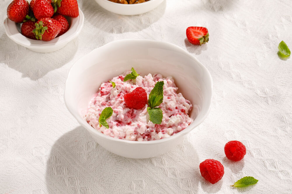 Cottage cheese with raspberries