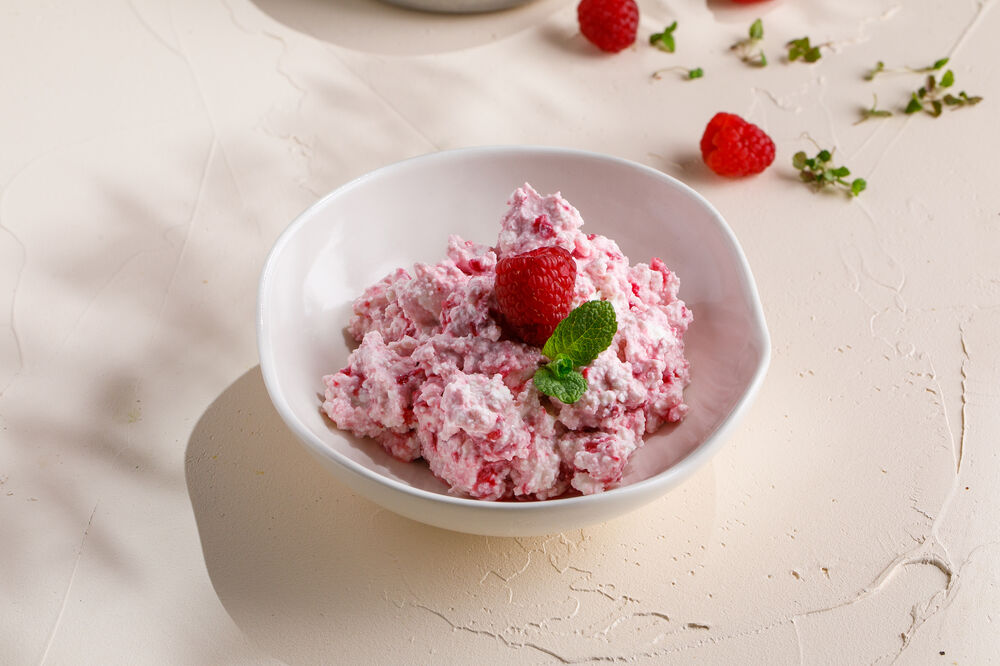 Cottage cheese with raspberries