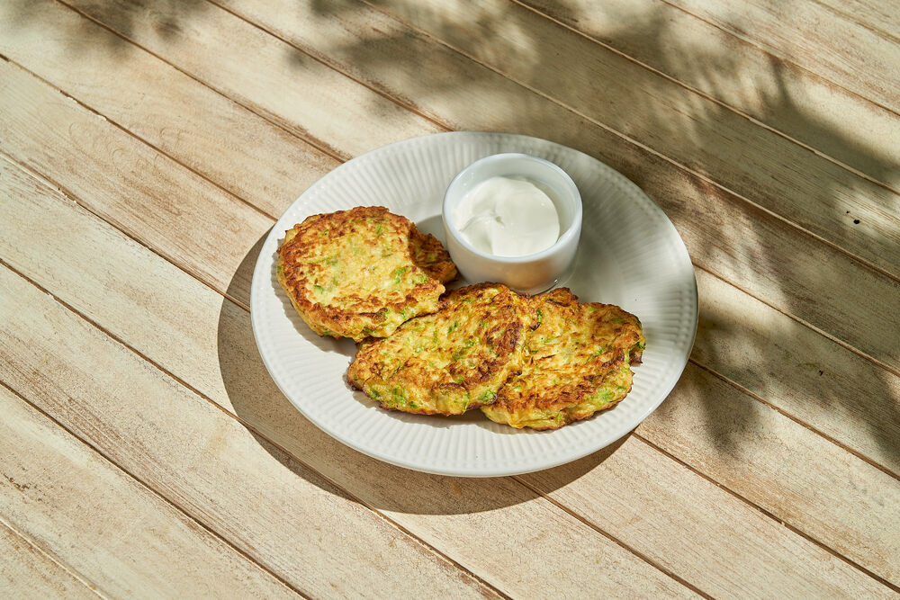 Zucchini pancakes with sour cream