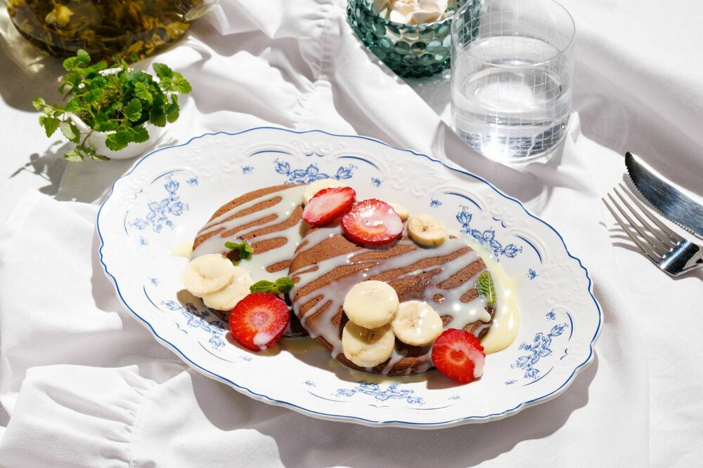 Шоколадные панкейки со сгущённым молоком и бананом