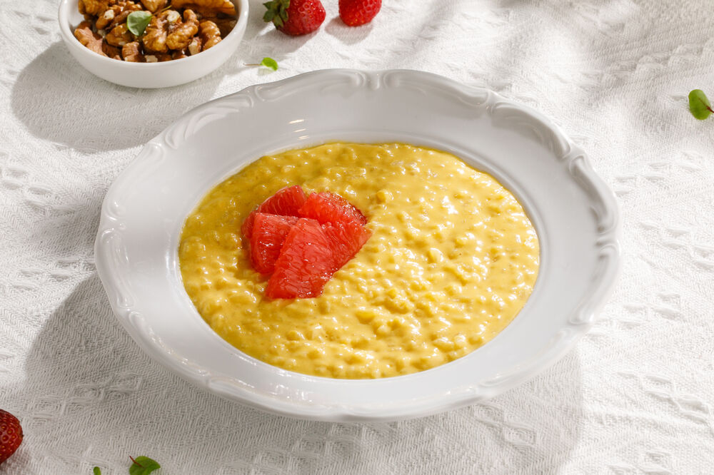 Rice porridge with mango sauce and grapefruit