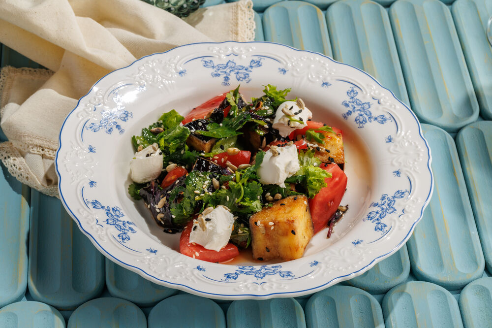 Salad with crispy eggplants