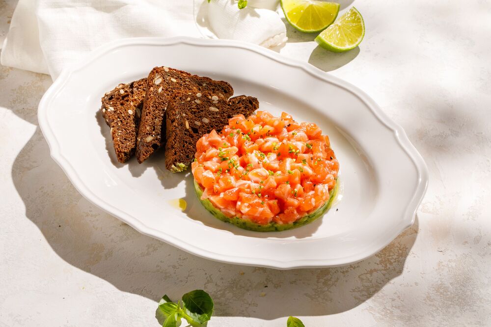 Salmon tartar with bourget toast