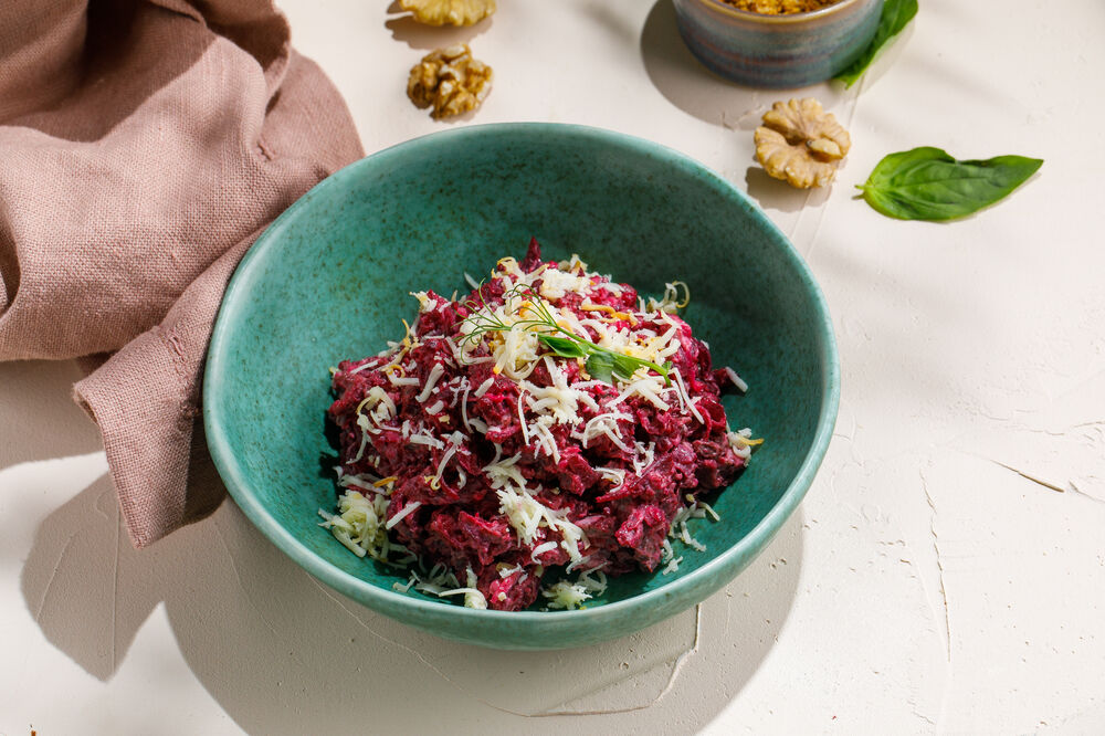 Salad with beef, beetroot and smoked suluguni