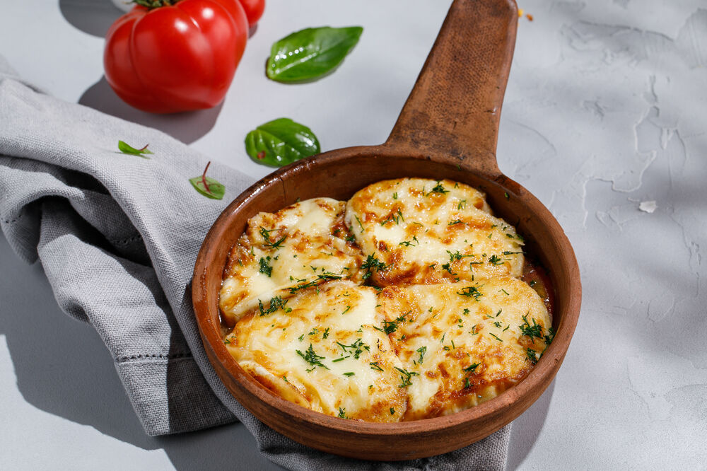 Fried suluguni cheese with fresh tomatoes