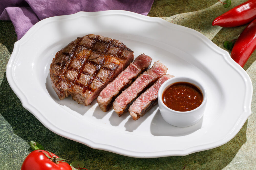 Grilled marbled beef steak