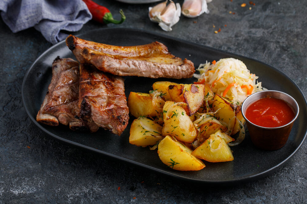Charcoal grilled ribs with potatoes