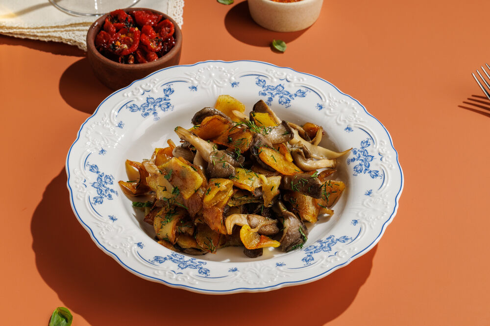 Картофель, жаренный с вешенками
