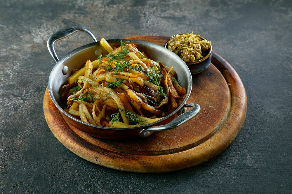 Potatoes fried with seasonal mushrooms and jonjoli