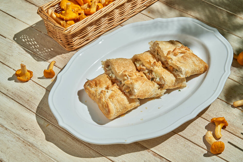 Khachapuri with potatoes and chanterelles