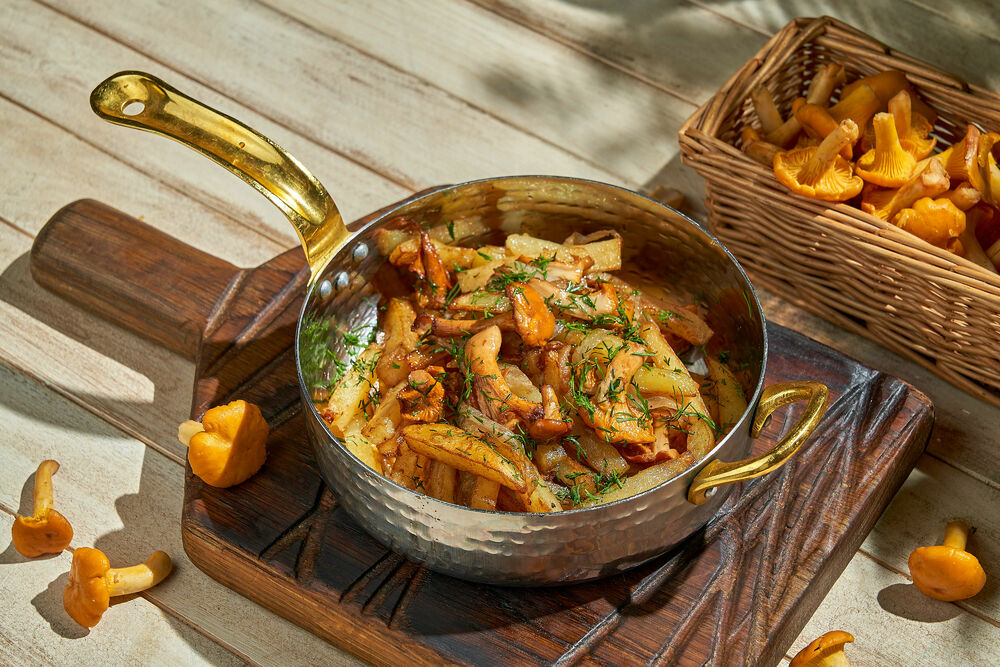Картофель жареный с лисичками со сметаной